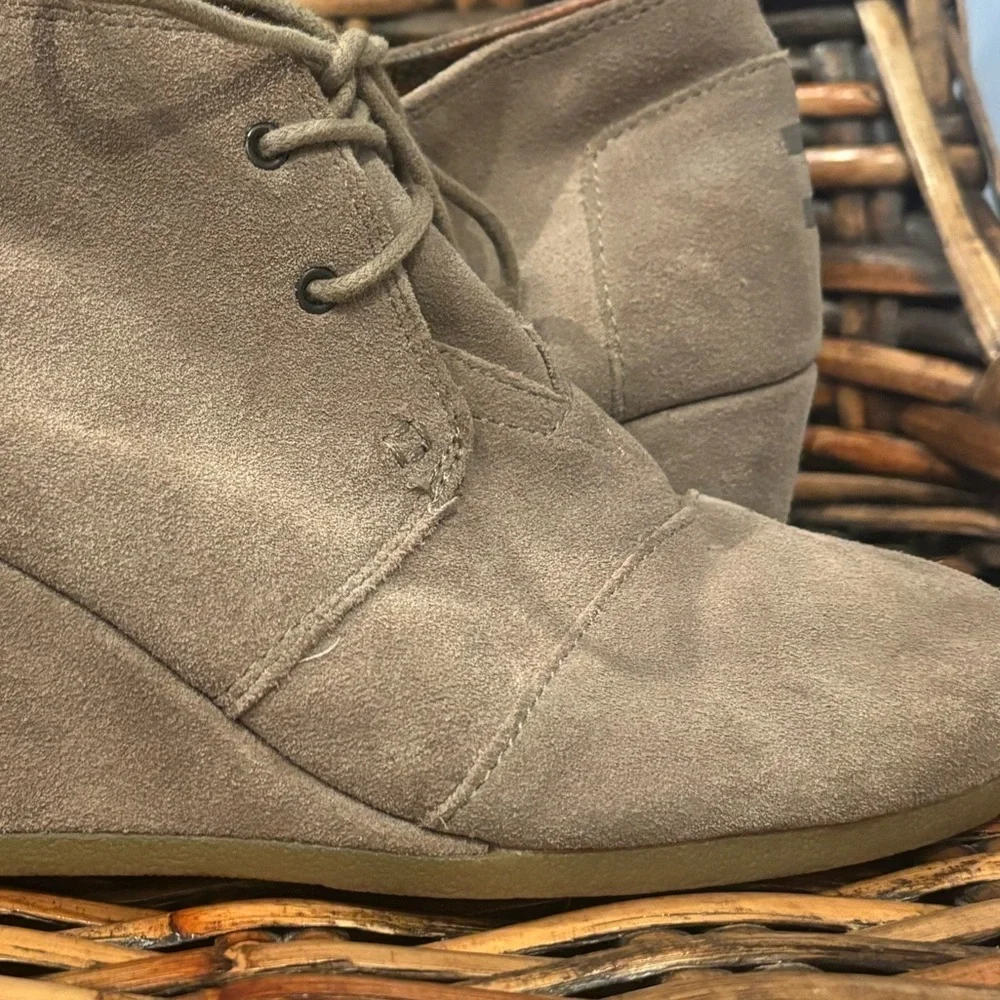Tom’s Women's Suede Ankle Boots in size 10. Tan